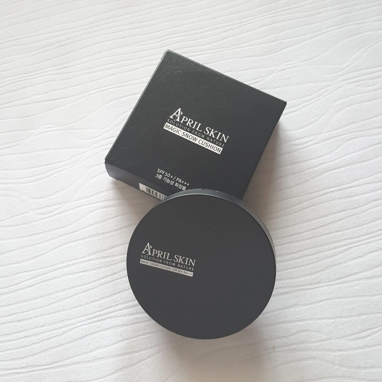So Sánh Cushion Hot Nhất Hiện Nay Laneige BB Cushion Pore Control và April Skin Magic Snow Cushion 2.0