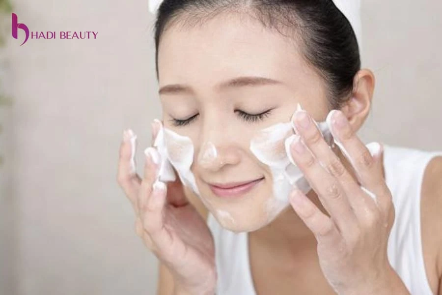 Tạo bọt rồi thoa sữa rửa mặt đều và massage nhẹ nhàng