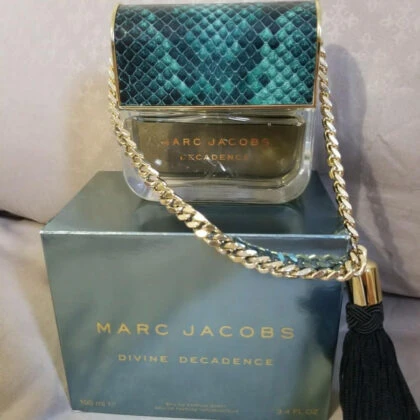 Review Nước hoa Marc Jacob Divine Decadence lôi cuốn bởi nhóm hương hoa cỏ phương đông