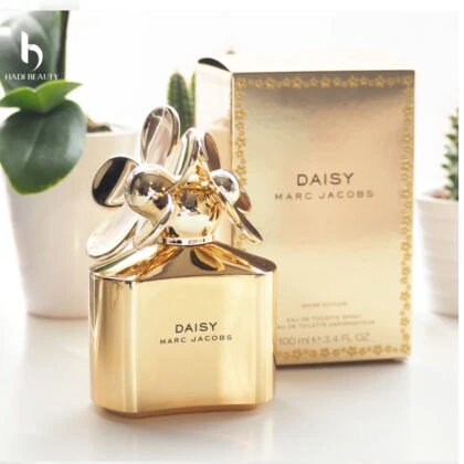 nước hoa marc jacob review thiết kế nổi bật với màu vàng bóng cực sang trọng ở trên chai và cả vỏ hộp