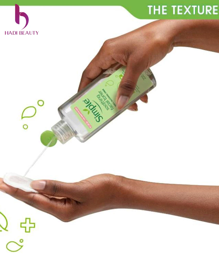 Dùng toner (nước hoa hồng) của mỹ phẩm Simple để tăng hiệu quả sạch da