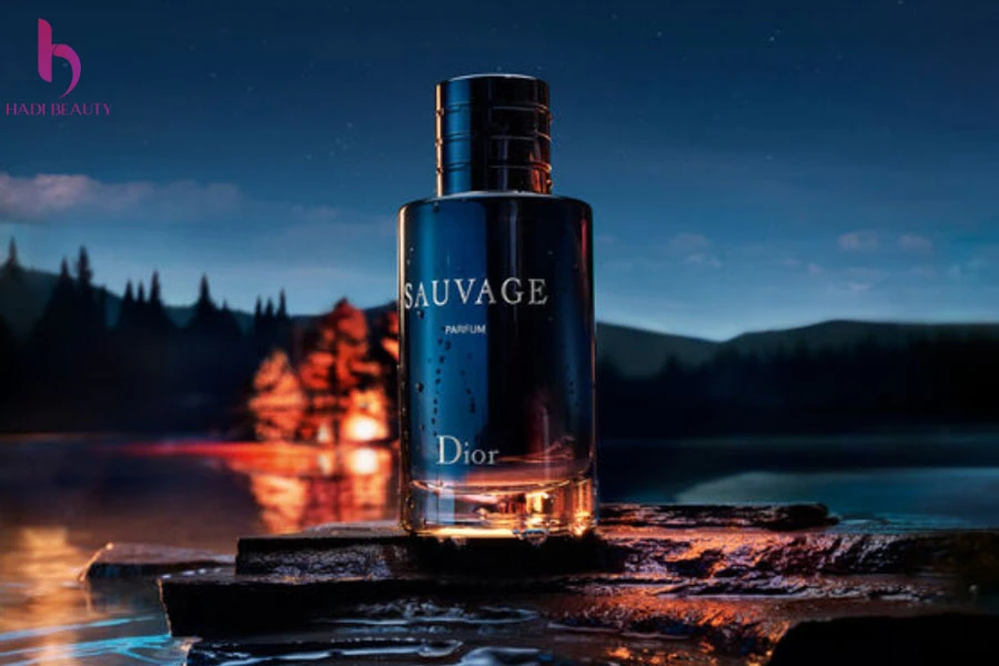 Tuy đơn giản nhưng vẻ ngoài của nước hoa Dior Sauvage vẫn rất sang trọng