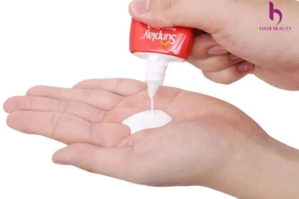 kem chống nắng đi biển sunplay có kết cấu dạng sữa